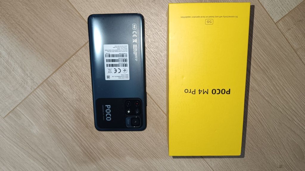 Poco M4 Pro 5G cu accesorii și Xiaomi redmi note 8.