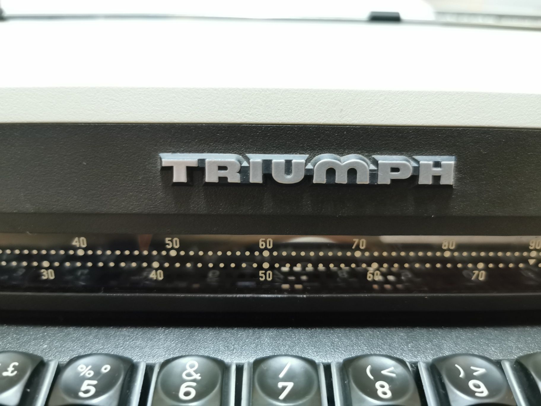 Mașină de scris Triumph Gabriele 8008L