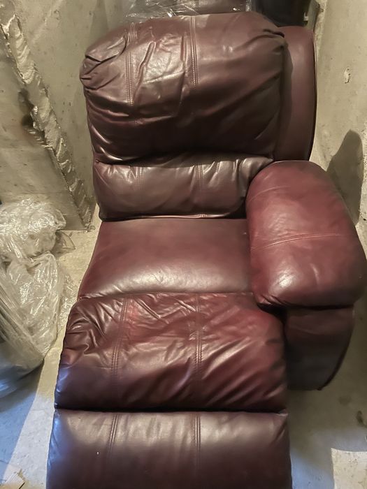 Два броя двойни канапета кожа.. едното двойно е със релакс  механизъм!