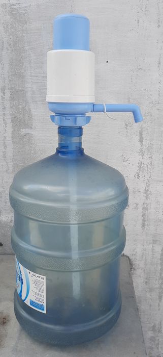 Продам бутыль с помпой для воды