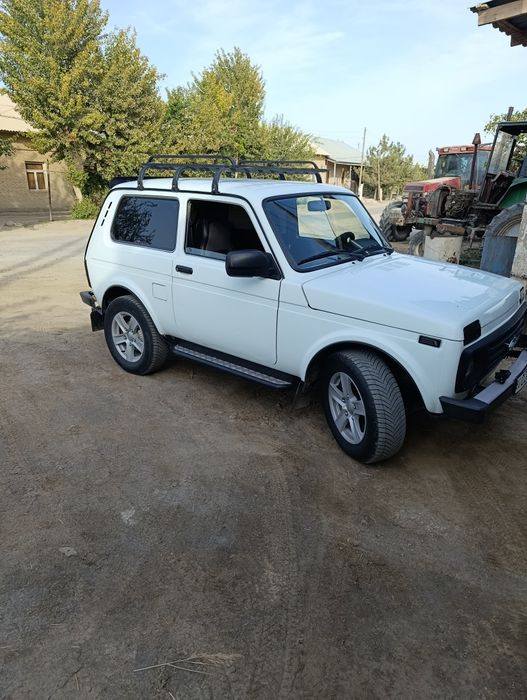Niva sotiladi 2015yil 7000$