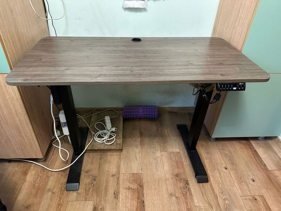 Vând birou, un mic defect(zgârietura din imagine)!