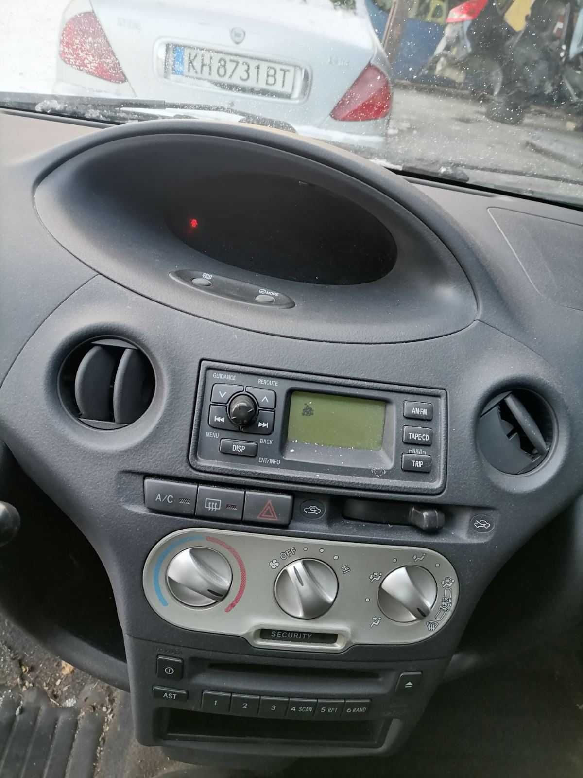 Toyota Yaris 1.0 i 16V
Април 2004 на части !