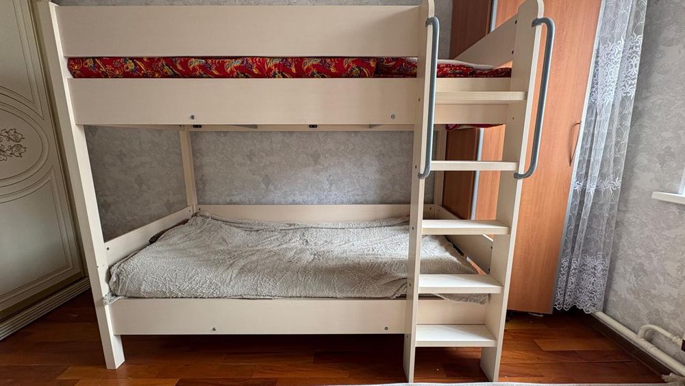 Двух ярусный кровать