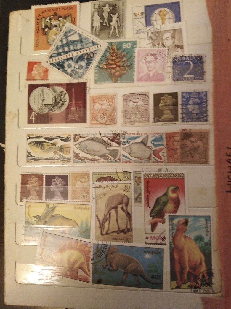 Vând clasor cu timbre  românești și străine vechi pt colecționari