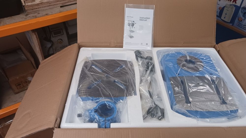 Настолна бормашина UNIMARK. С вариатор за  оборотите. Здрава,Нова