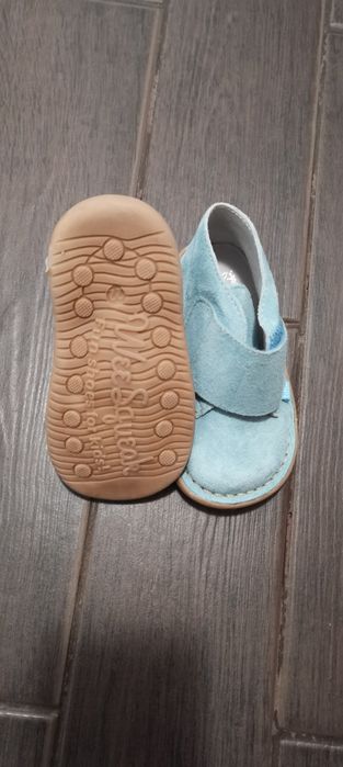 Vând papuci mărimea 22