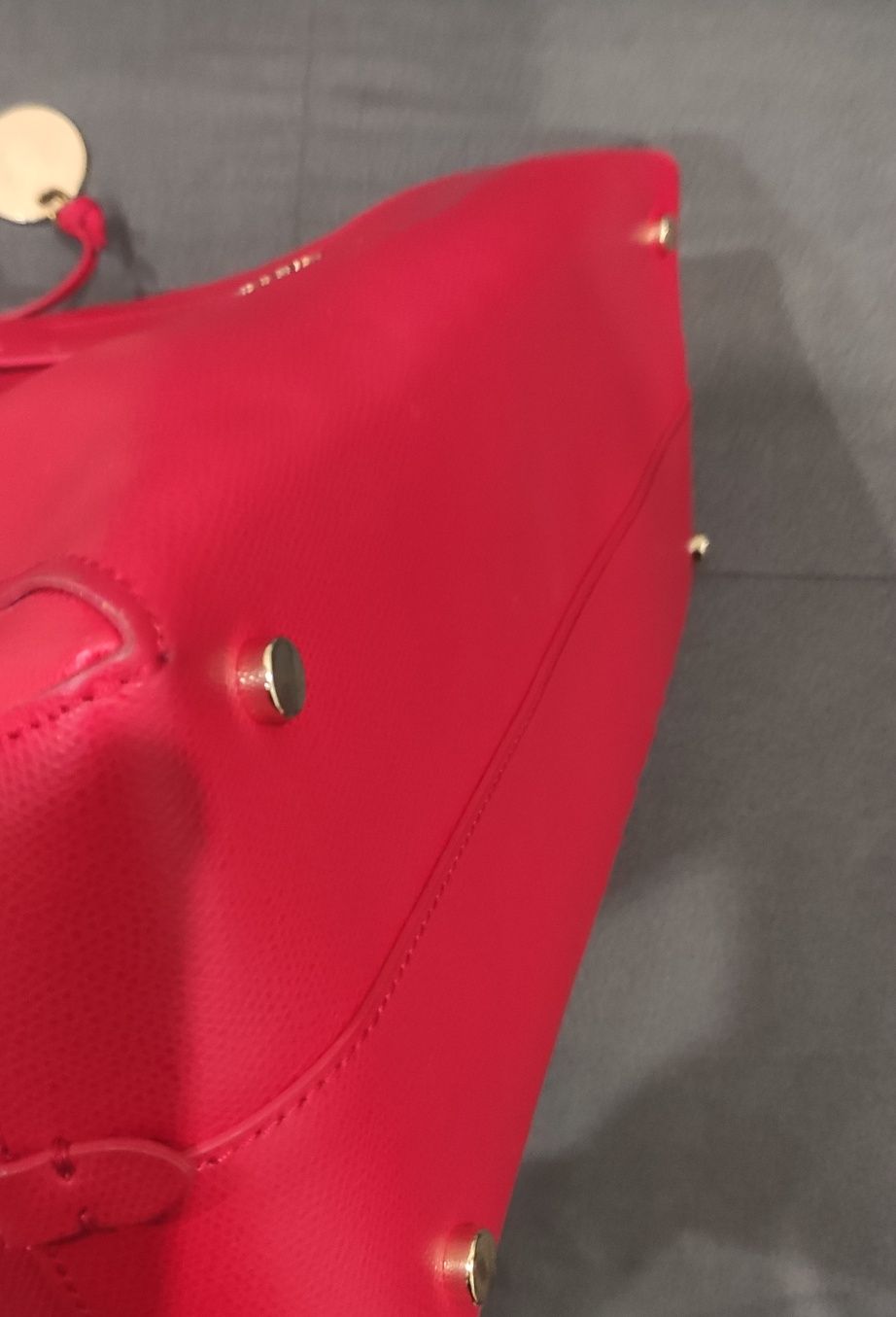 Дамска чанта на Guess