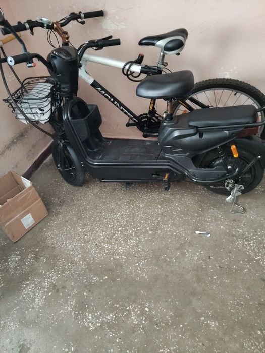 Vând doua scutere