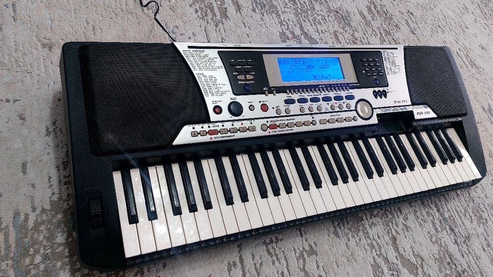Синтезатор PSR-550.