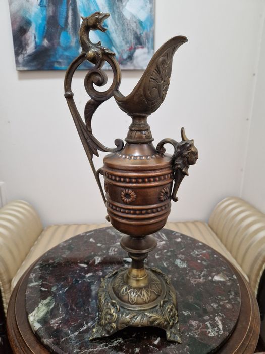 Рядка антикварна ренесансова бронзова кана с орнаменти