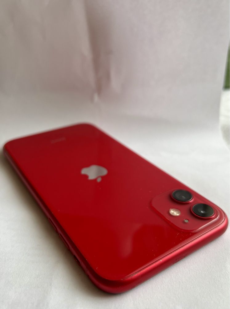 Продавам, IPhone 11 - червен.