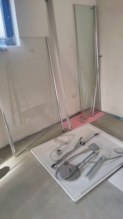 Cabina de dus cu cadita