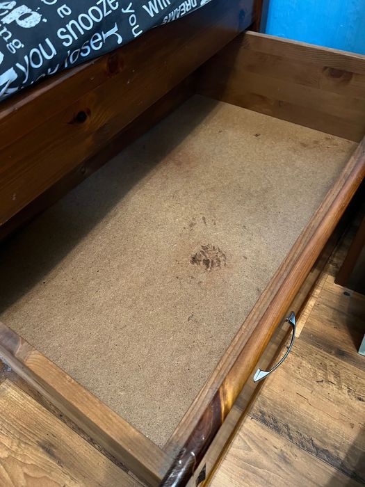 Двуетажно легло от чам със шкафчета