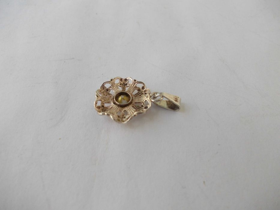 Medalion pandantiv vechi din argint filigran cu piatra