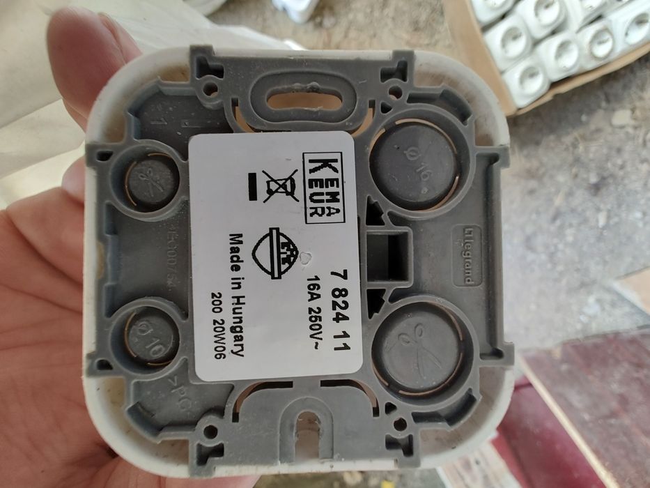 Vând Prize simple aparente Legrand