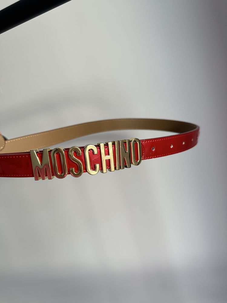 Moschino червен лачен колан