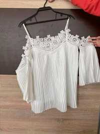 Бяла плисирана блузка с памучна дантела