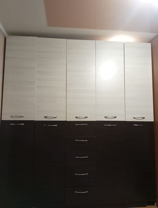 Продам шкаф.большой.очень удобный вместимый.очень много полок.