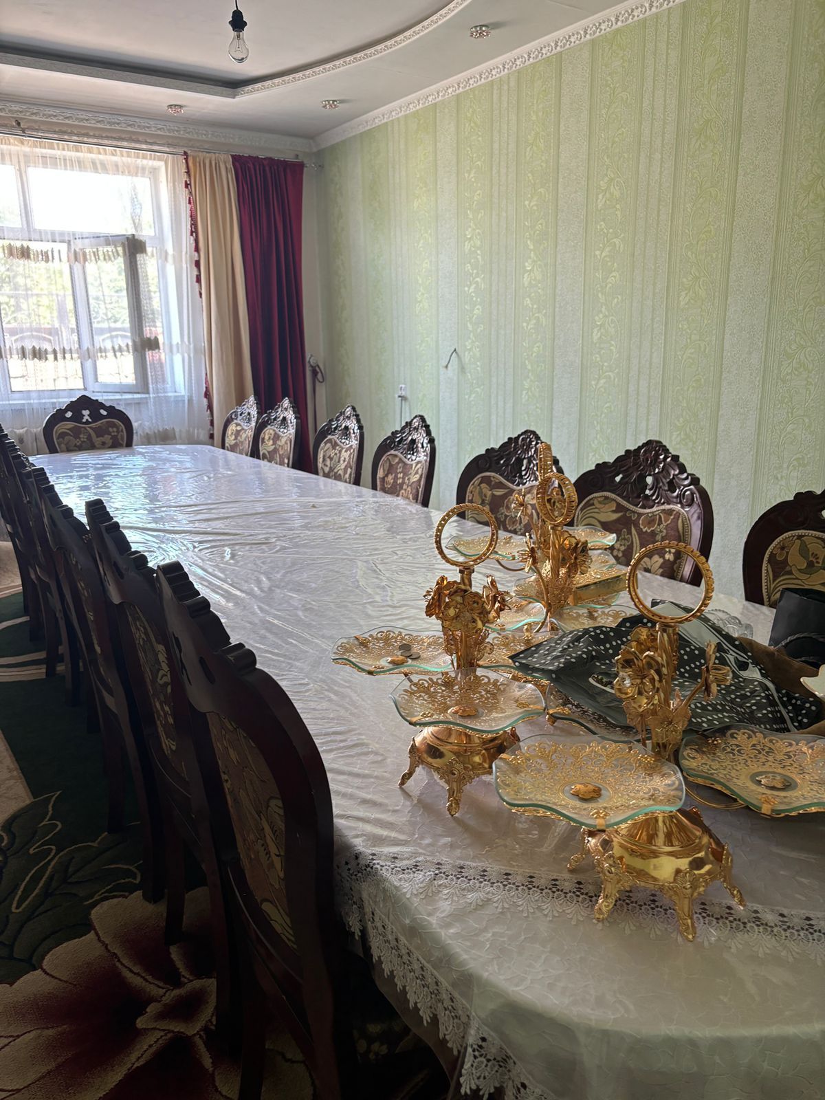 Стол и стулья на гостиную