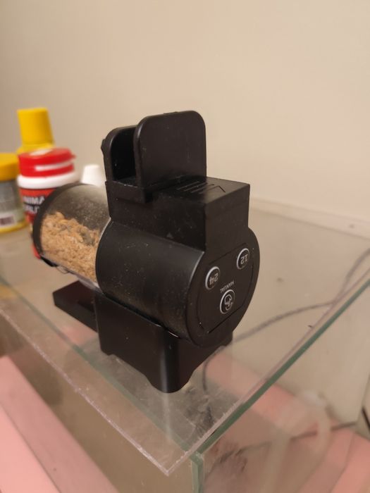 Vând acvariu complet echipat