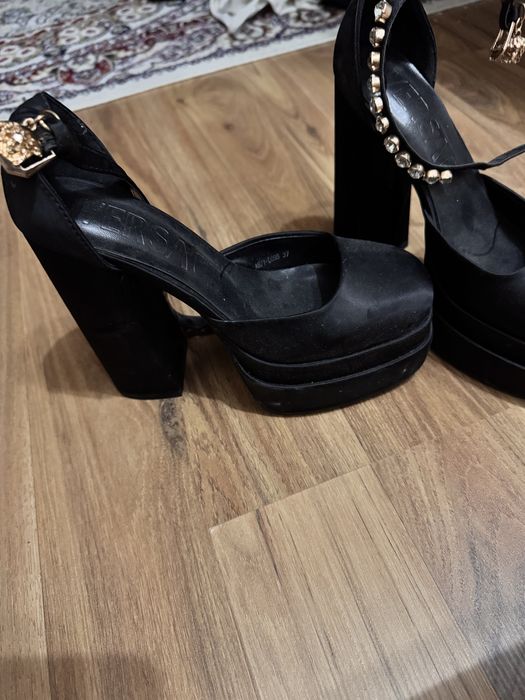 продаю туфли версаче прошлогодние надевала 2 раза только