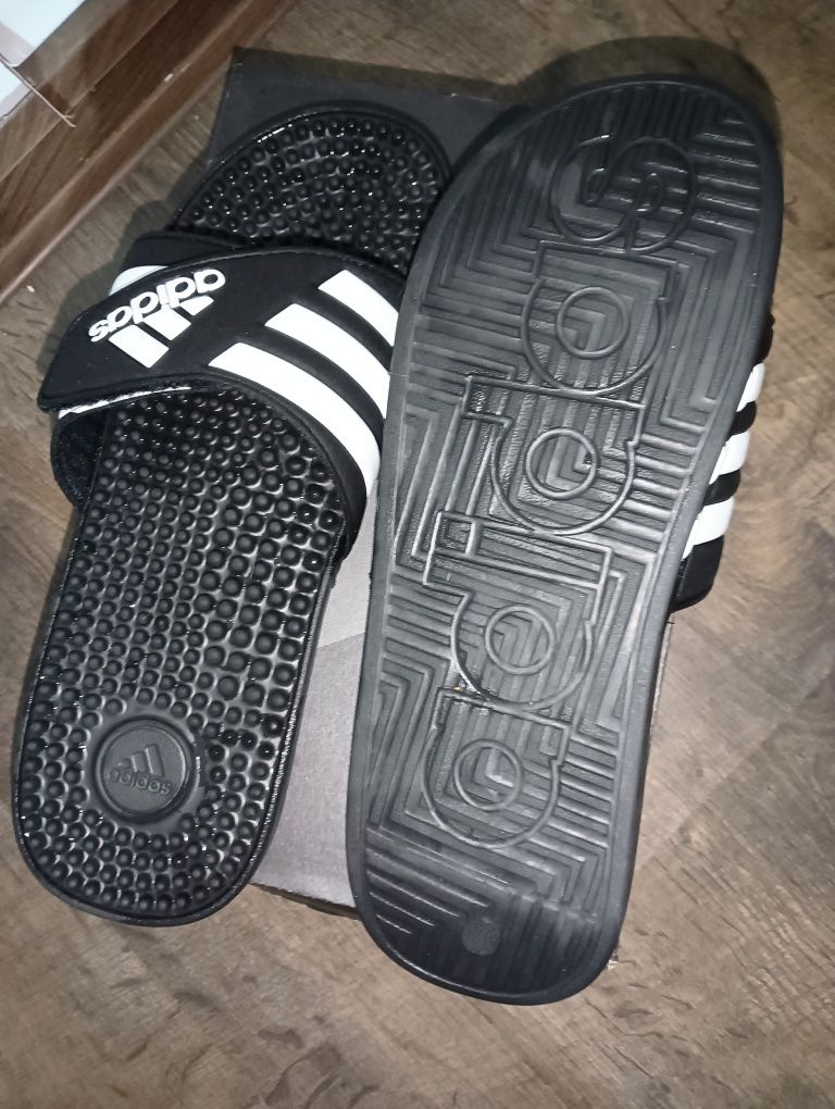 Adidas original, noi șlapi de firma