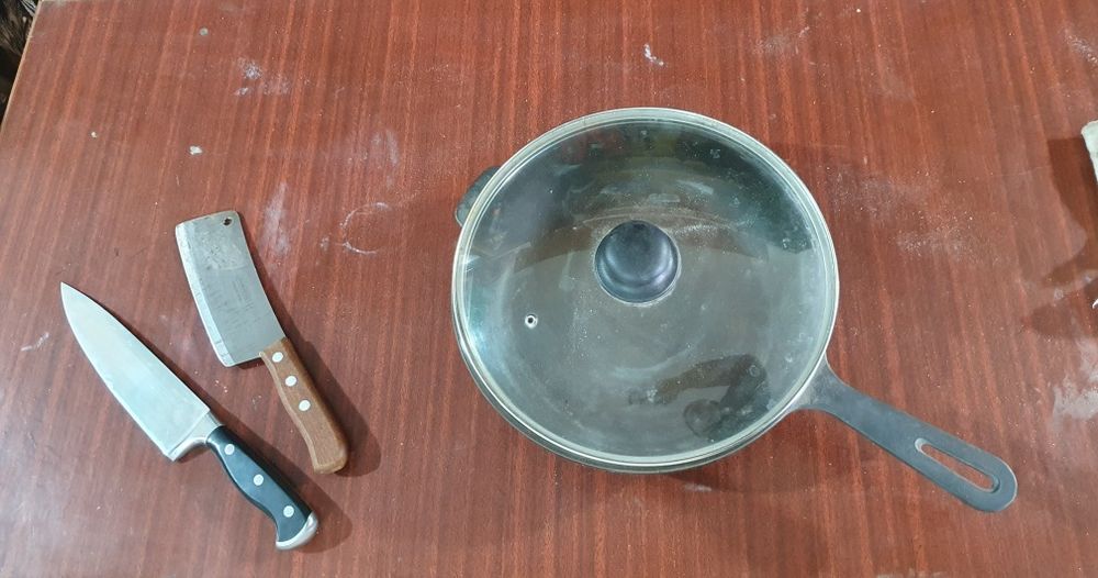 Продам чугунную сковороду и 2 ножа.