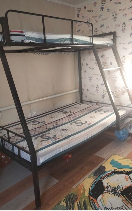 Продам двухъярусную металлическую кровать