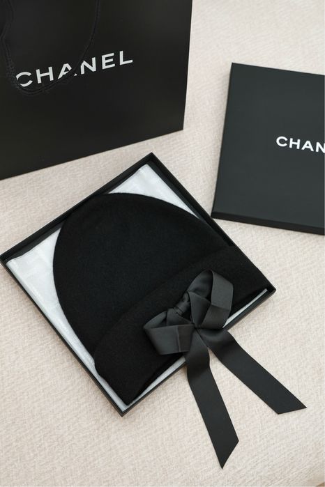 Шапка Chanel с металлическим бантом Double C