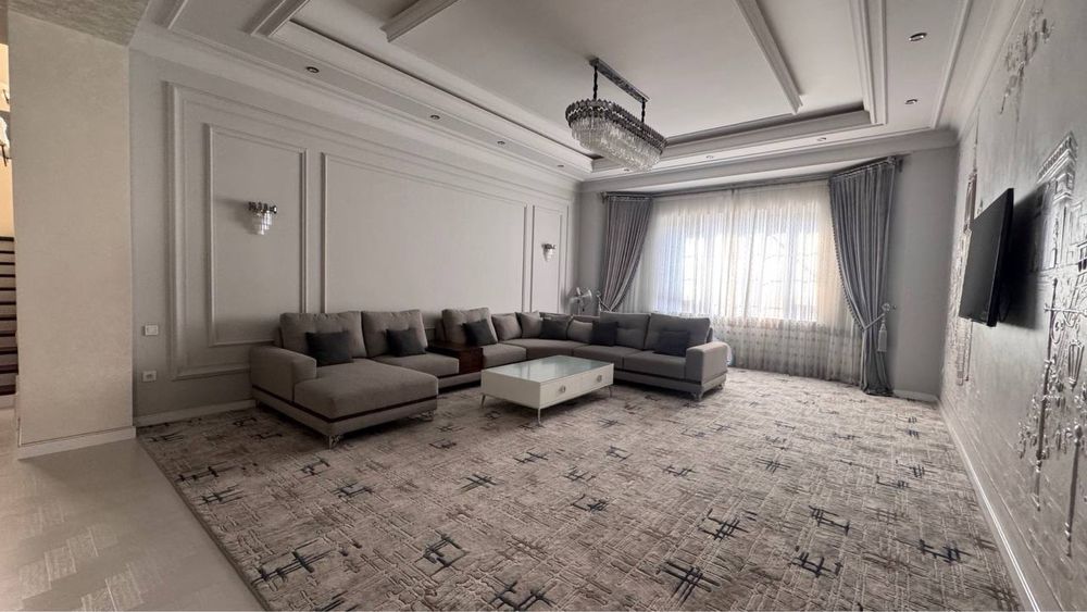 Просторный дом с дизайнерской отделкой