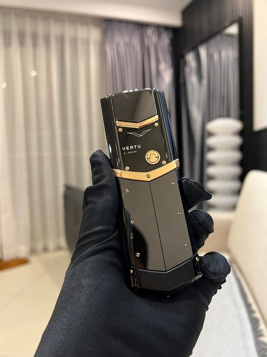Vertu Signature S Ultimate Black & Gold