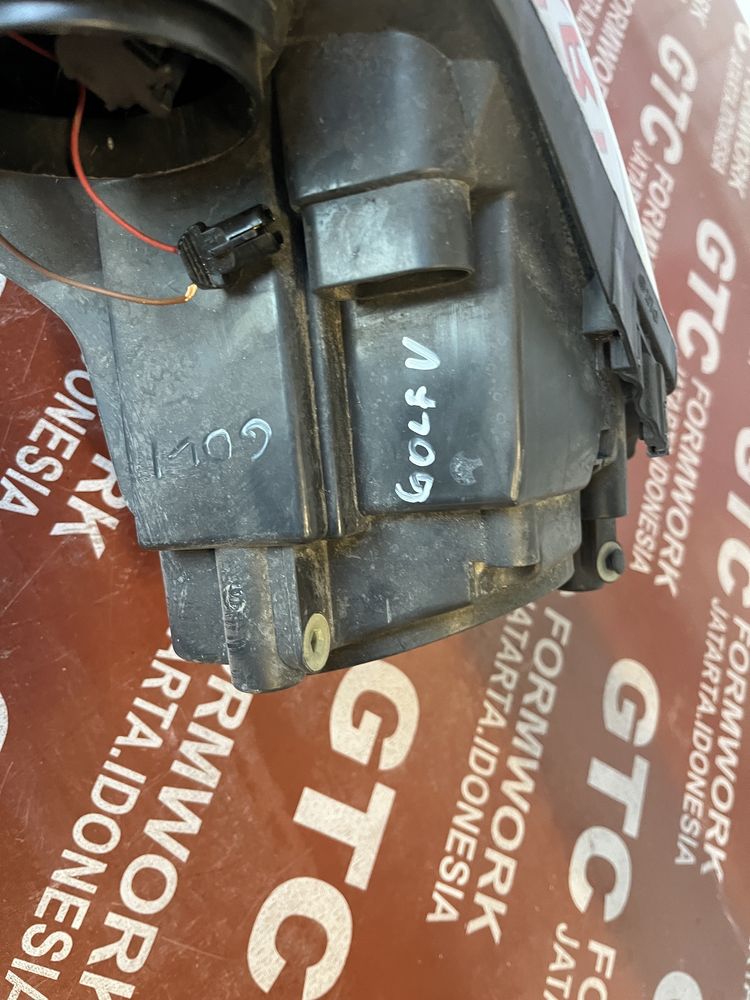 2 броя десен фар VW Golf 5