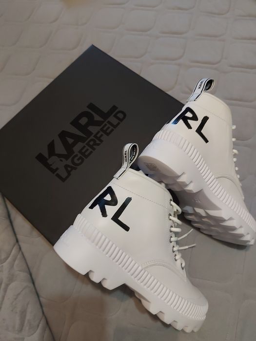 Karl Lagerfeld de dama ,din piele