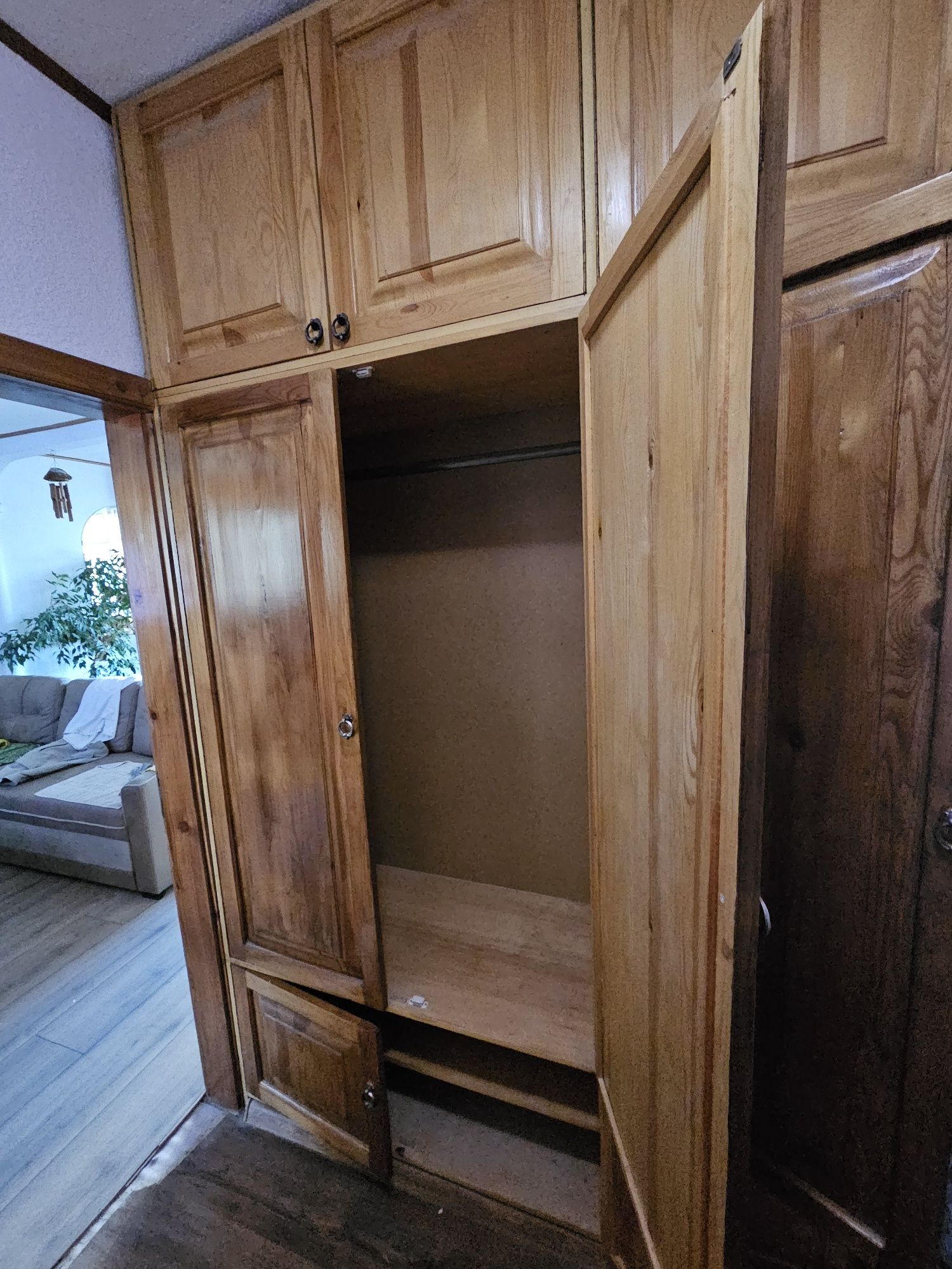 Продавам 3крилен гардероб с надстройка