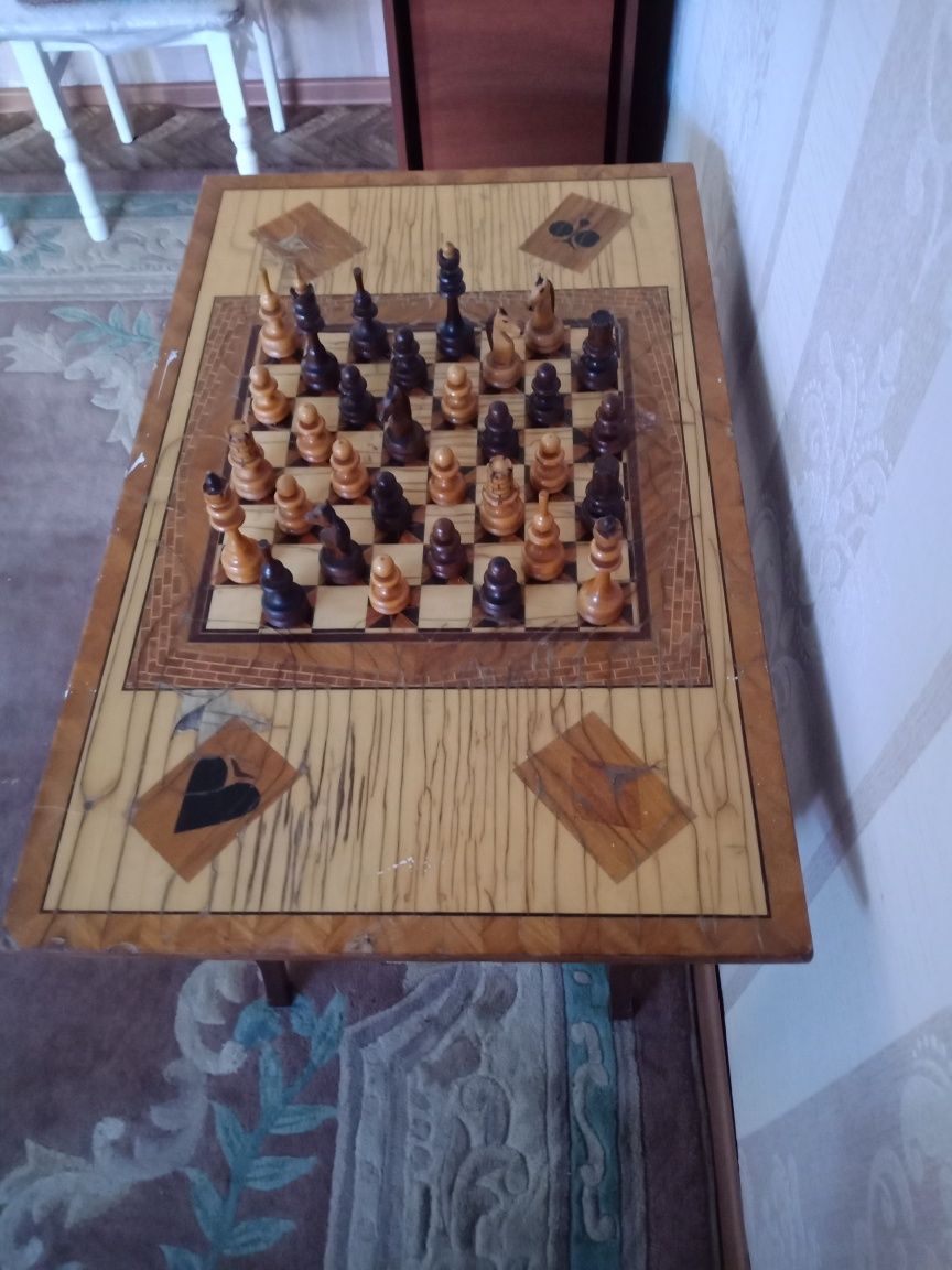 Шахматный стол с пешками