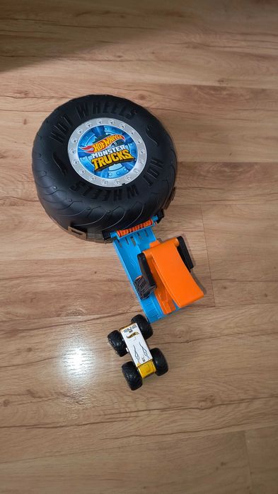 Автомобилна гума за каскади Хот Уилс с един джип