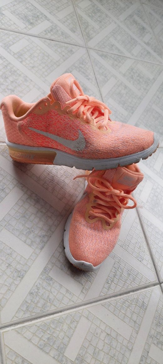Неонови маратонки Nike
