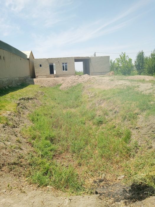 8 sotiqli hovli sotiladi