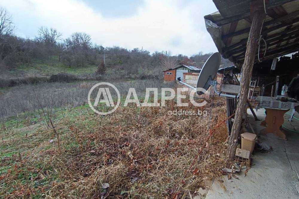 Продава се къща с двор в с. Побит Камък
