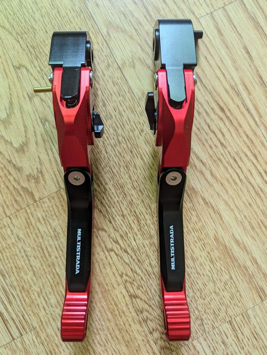 Ducati Multistrada V4; manete pliabile: frana ambreiaj, viteza;