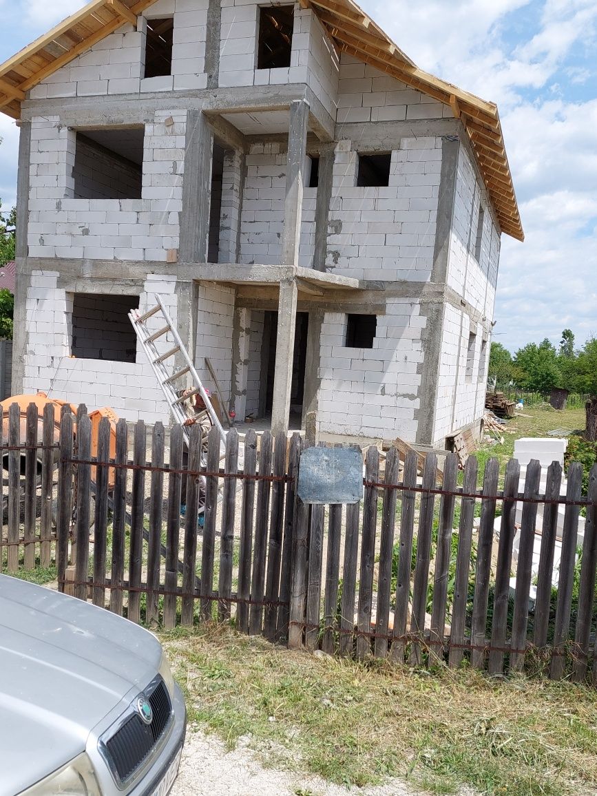 Construcții și amenajări interioare și exterioare