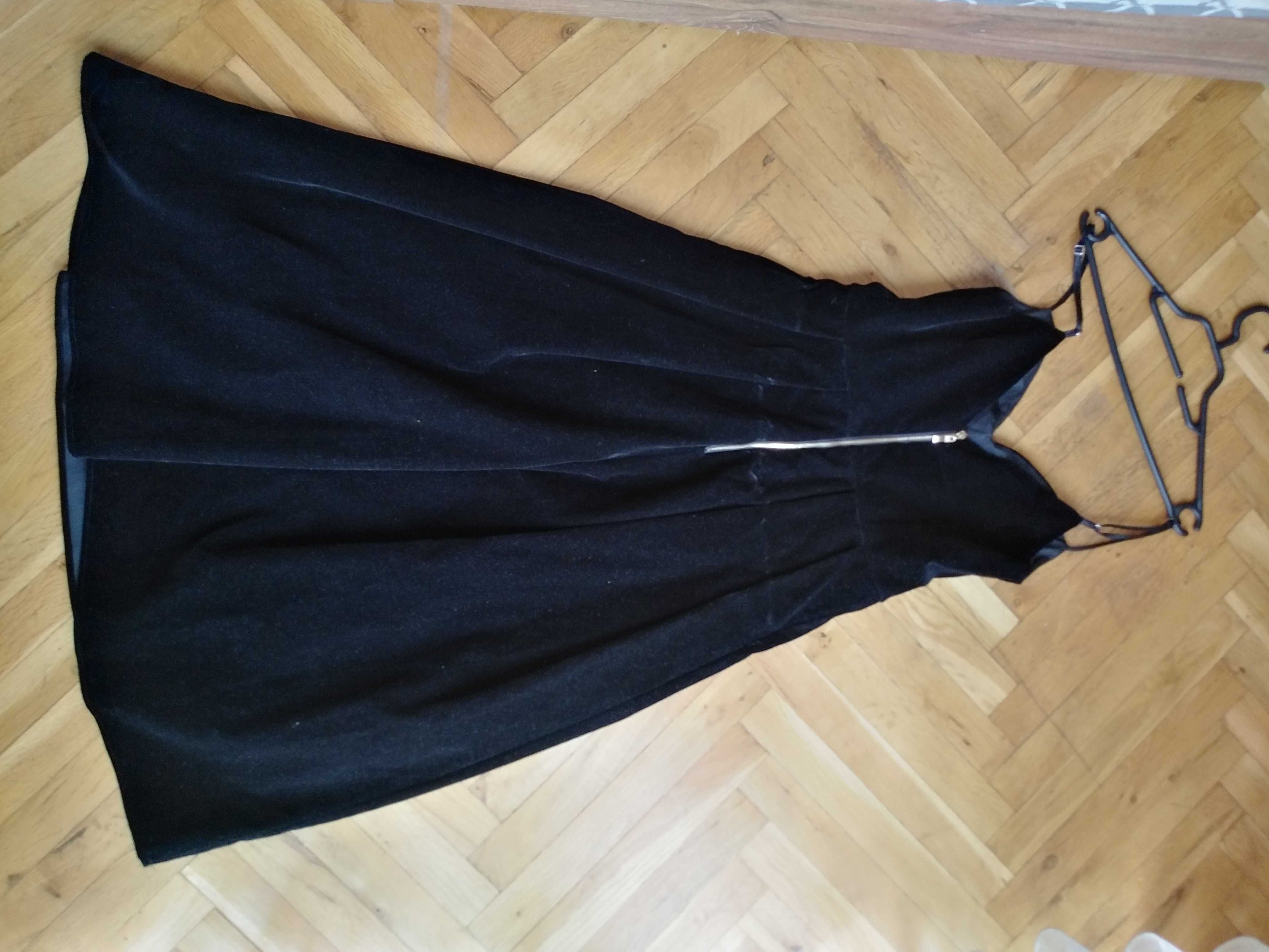 Черна кадифена рокля