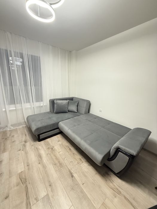 Разтегателен ъглов диван с места за съхранение и 2 бр. възхлавници