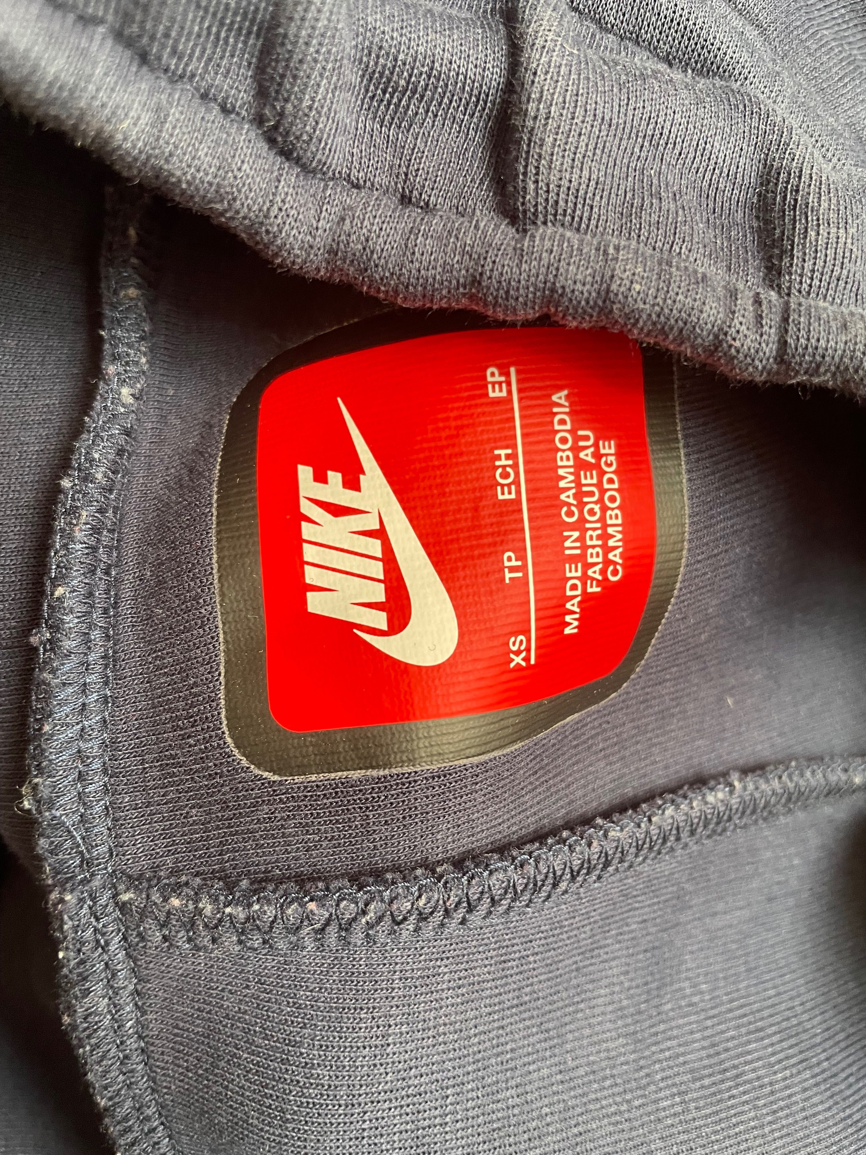 Продавам тъмно син nike tech.