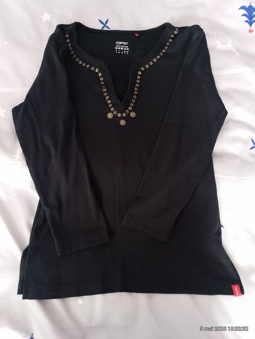 Bluza cu mânecă trei sferturi.