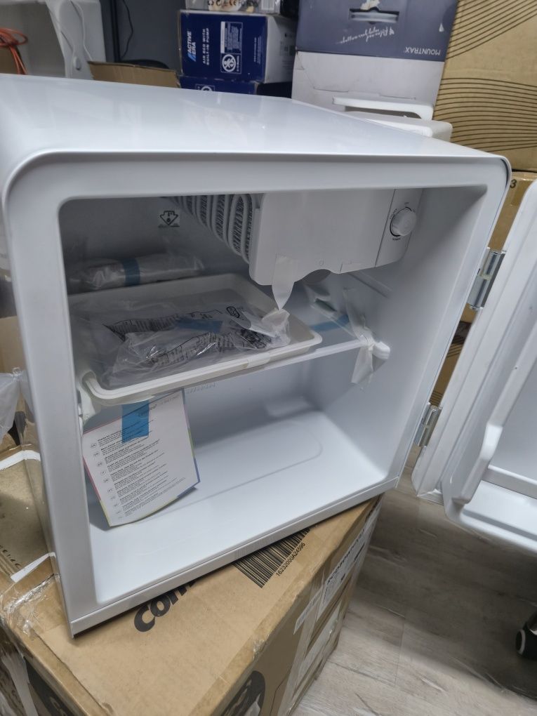 Ретро модел Мини хладилник Comfee 47L 50cm. Изключителното тих!