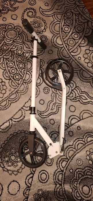 Продаются ролики и самокат.