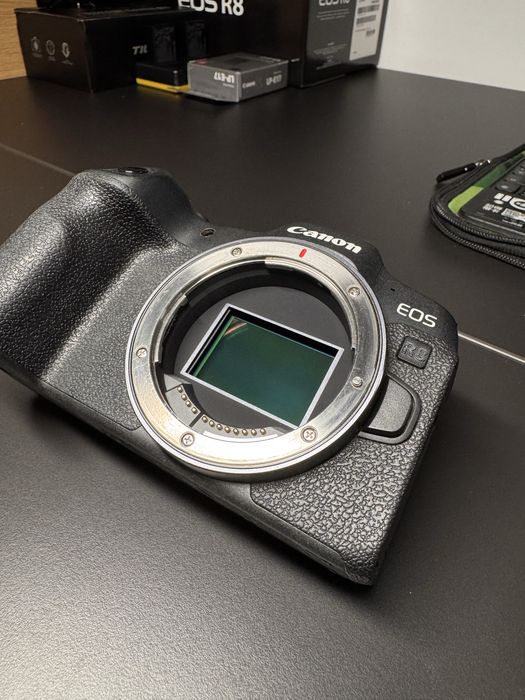Canon r8 (pachet cu cage tilta si doua baterii originale extra)