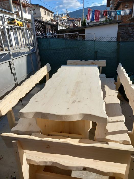 Баварски маси и пейки на вълни